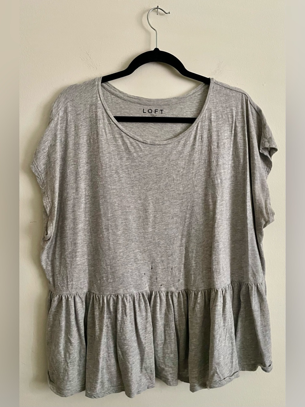 🌪️ LOFT Light Gray Short-Sleeve Peplum Top 🌪️